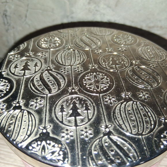 Bath & Body Works Clausmopolitan 3 Wick Candle 14.50 oz.festive Lid Design NEW! - Picture 3 of 5